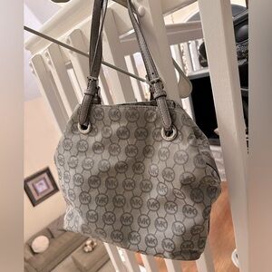 Michael Kors Gray shoulder bag. Good condition.